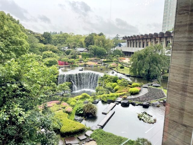 こちらはガーデンラウンジの窓から見た日本庭園。大滝や太鼓橋もばっちり見えます！