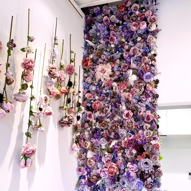 こちらのお花の壁はお母様と手作りしたのだとか！手作りでこんなに可愛くできるなんて！難しそうだけど真似してみたい！