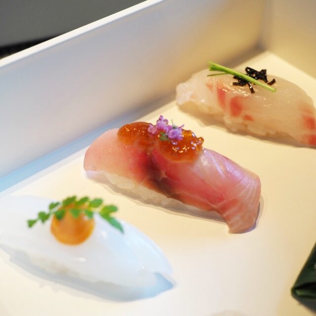 握り 三貫あおりいか、いさき、鯛のお寿司はお醤油をつけずにそのままいただけるように味付けされています。