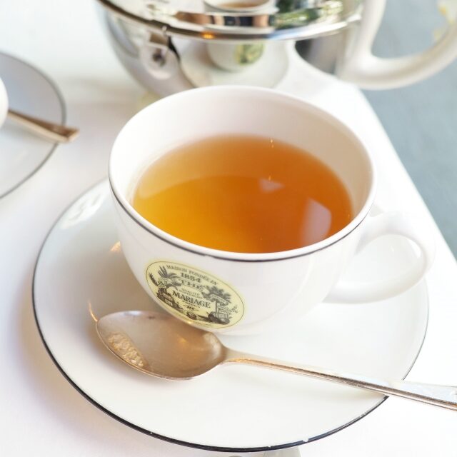 パリティータイム
青、白、赤のテ パリジャンシリーズの白のお茶。白茶をベースにシトラスで香り付けした爽やかなフレーバーティー。