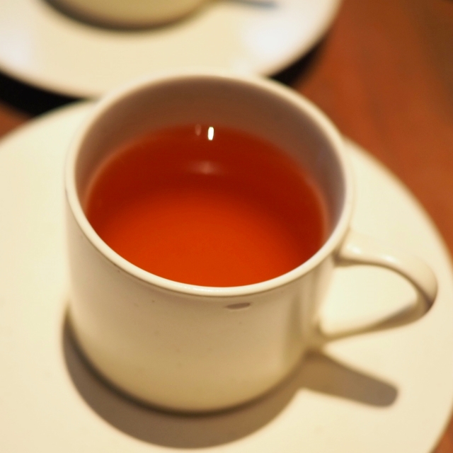 ジャスミングリーンティー
天然のジャスミンの花びらで香り付けしたディルマの緑茶。お食事に合わせやすい！