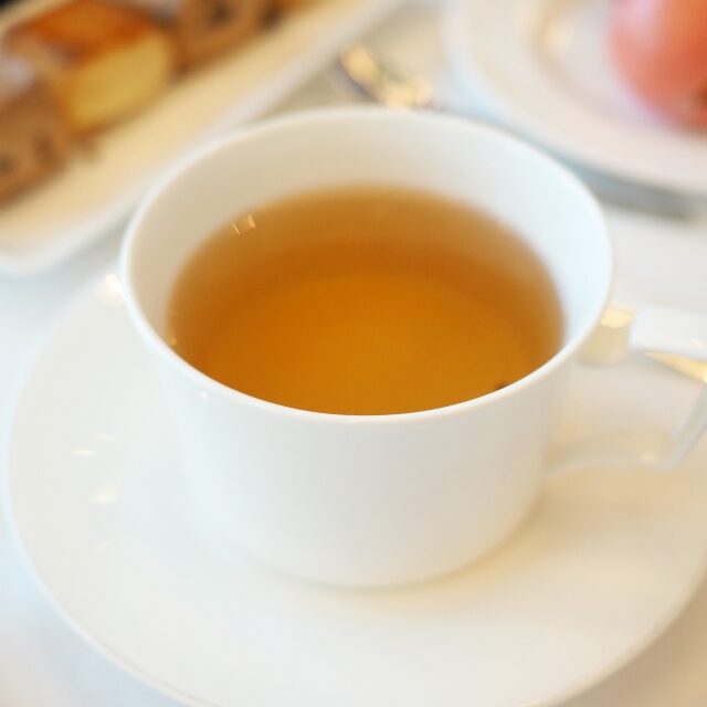 ローゼンテーミットブルーテン紅茶と緑茶のブレンドティーにローズとジャスミンの香りを加えたフレーバーティー