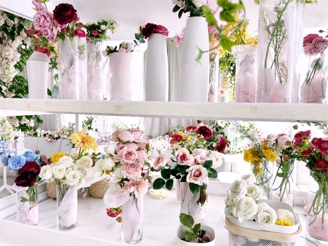 店内にいっぱいあるお花はどれでも好きなものをテーブルに持って行ってOKなんです♡これでアフタヌーンティーを可愛く飾っちゃうんですね！