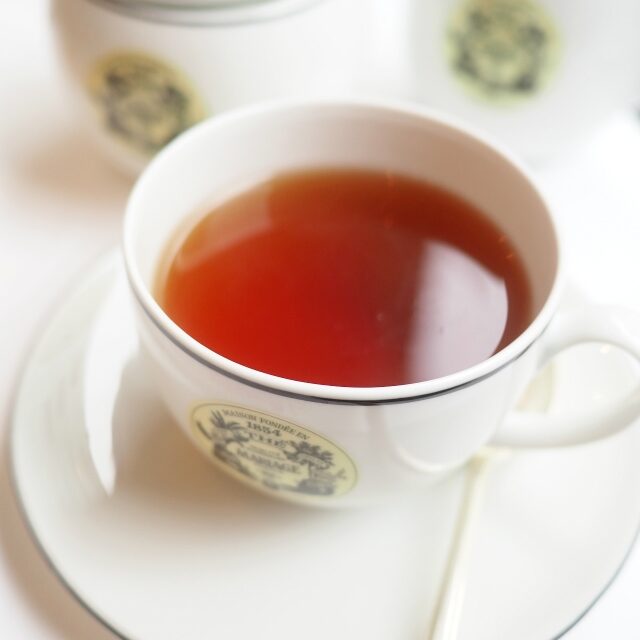 1854
マリアージュ フレールの創業年へのオマージュとして作られたブレンドティー。
紅茶、緑茶、白茶のブレンドティーにジャスミンの花で香り付けしています。