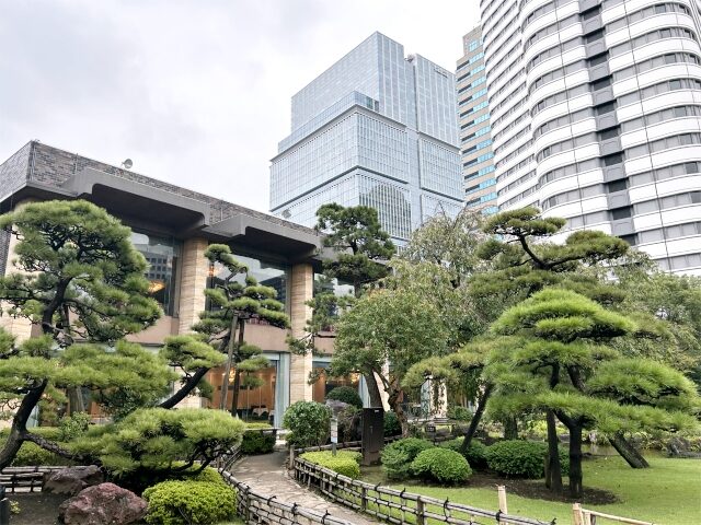 ガーデンラウンジは東京の名園の1つに数えられる日本庭園を見渡すことができます。この写真だと２階にあたるところがガーデンラウンジです。